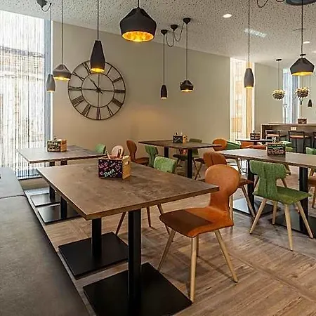 - The Niu, Hop By Ihg פורצהיים