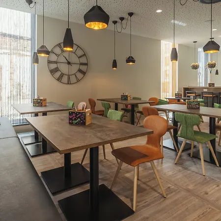 - The Niu, Hop By Ihg Hotel 3*